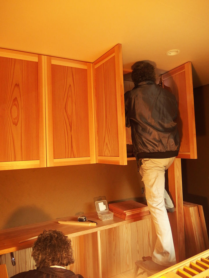 【建具工事】開き戸は杉古材一枚板を使用しています。