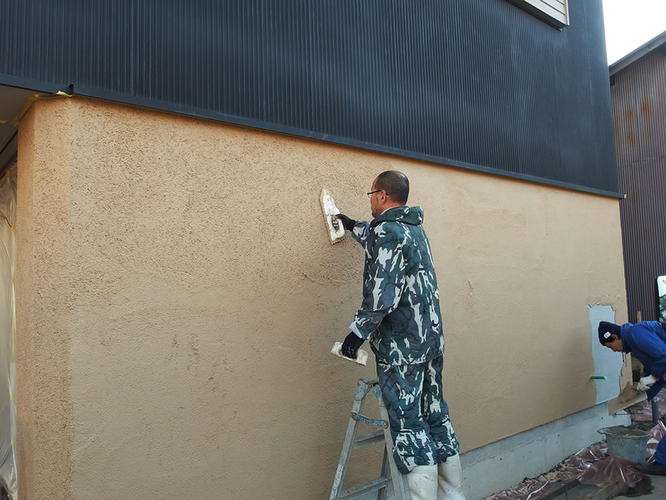 【外壁そとん壁塗り】そとん壁はシラスを原料とする100%自然素材です。